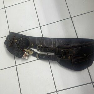 Leather belt with pockets